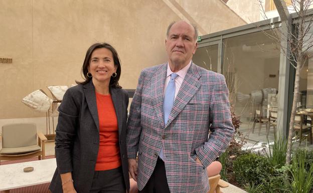 Marta y Pablo Álvarez, en la terraza interior del restaurante Desde 911 de Madrid. 