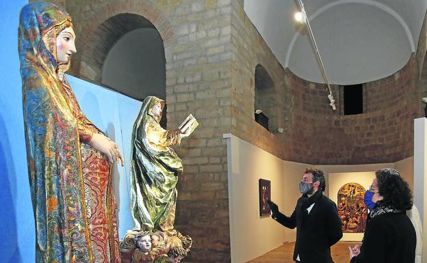 Montserrat Martín, coordinadora de las Edades, atiende al guía, este jueves 10 en la lglesia de Santiago de Carrión. 