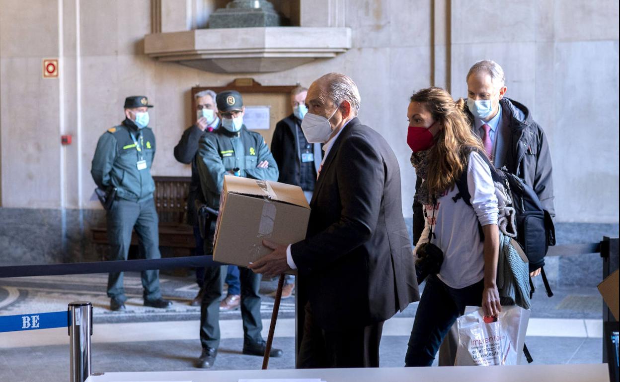 Carlos San Juan entrega más de 600.000 firmas de su campaña 'Soy Mayor, No Idiota'.