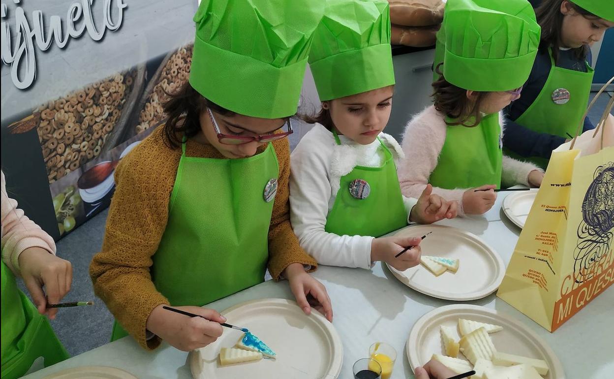 Varias niñas disfrutando de los talleres gastronómicos de Guijuelo. 