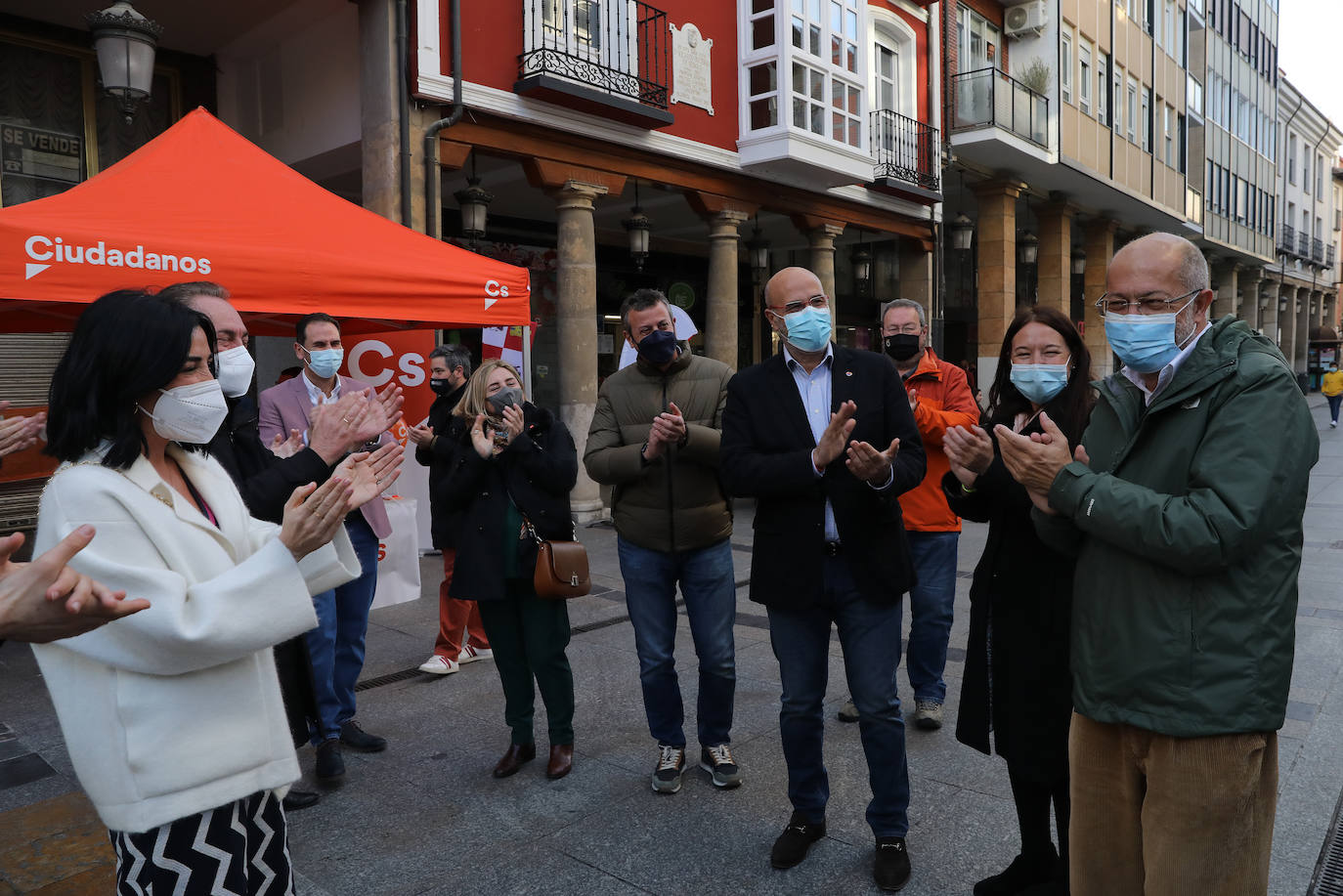 Igea, a la derecha, junto a compañeros del partido, en la tarde de este viernes en la Calle Mayor de Palencia. 