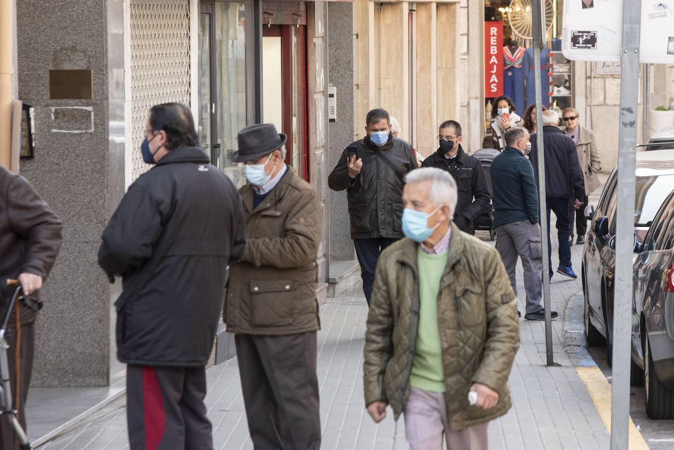 Varios segovianos pasean con mascarilla durante el último día de su uso obligatorio en exteriores.