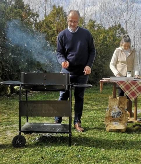 Una barbacoa en la jornada de reflexión del Candidato de ciudadanos por Salamanca, Luis Fuentes.