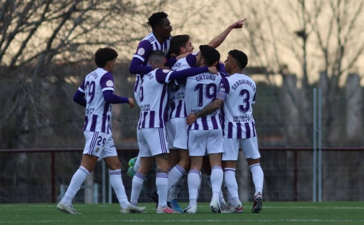 Los jugadores del Promesas celebran uno de los goles. 