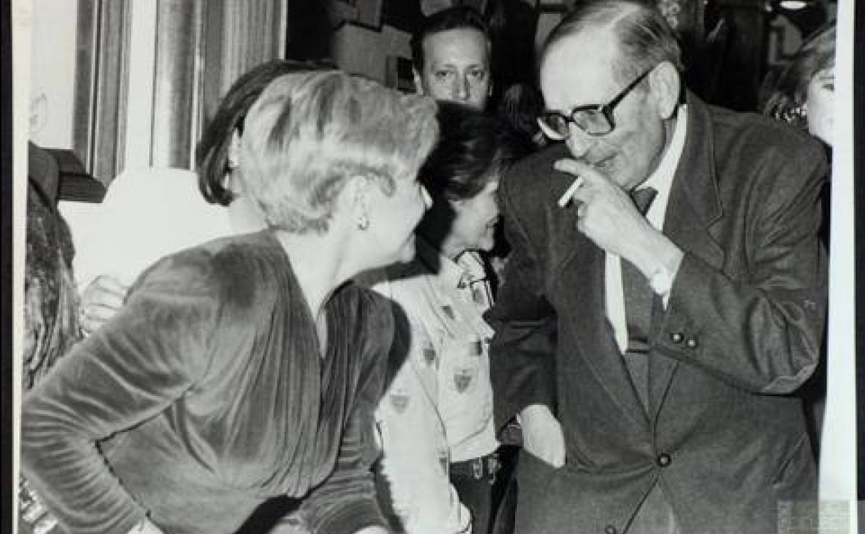 Lola Herrera, con Miguel Delibes en el restaurante La Criolla de Valladolid. 