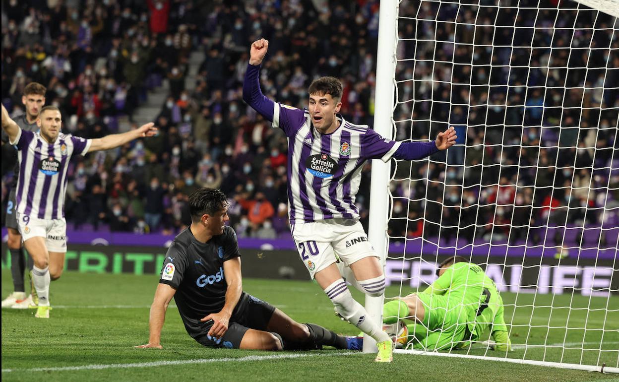 Morcillo, que vio el balón dentro, celebra antes de tiempo el segundo tanto blanquivioleta. 