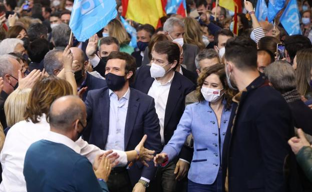 Pablo Casado, Alfonso Fernández Mañueco e Isabel Díaz Ayuso entran entre la gente al pabellón 1 de la Feria de Valladolid.