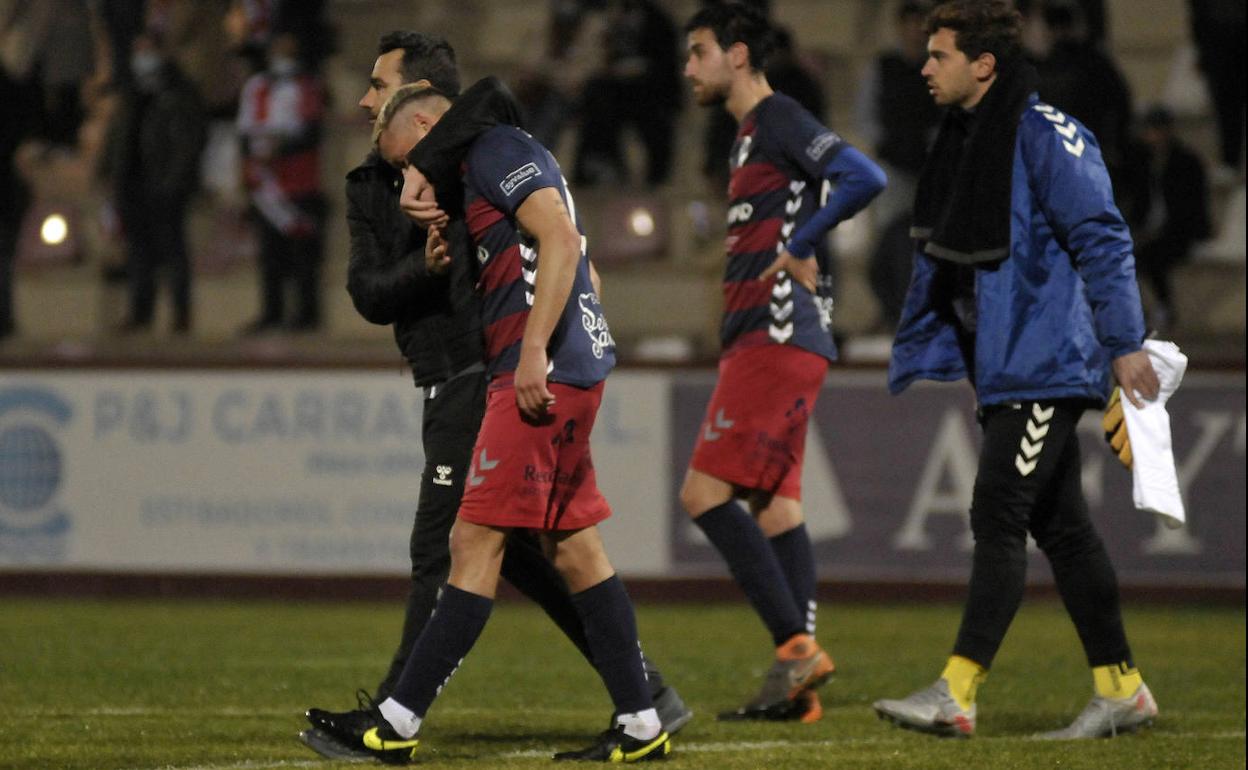 El entrenador de la Segoviana consuela a Borao al final del choque. 