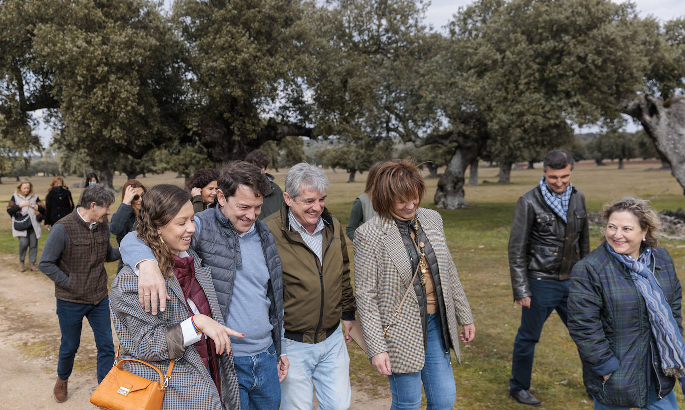 Mañueco disfruta de un día en el campo durante la jornada de reflexión.