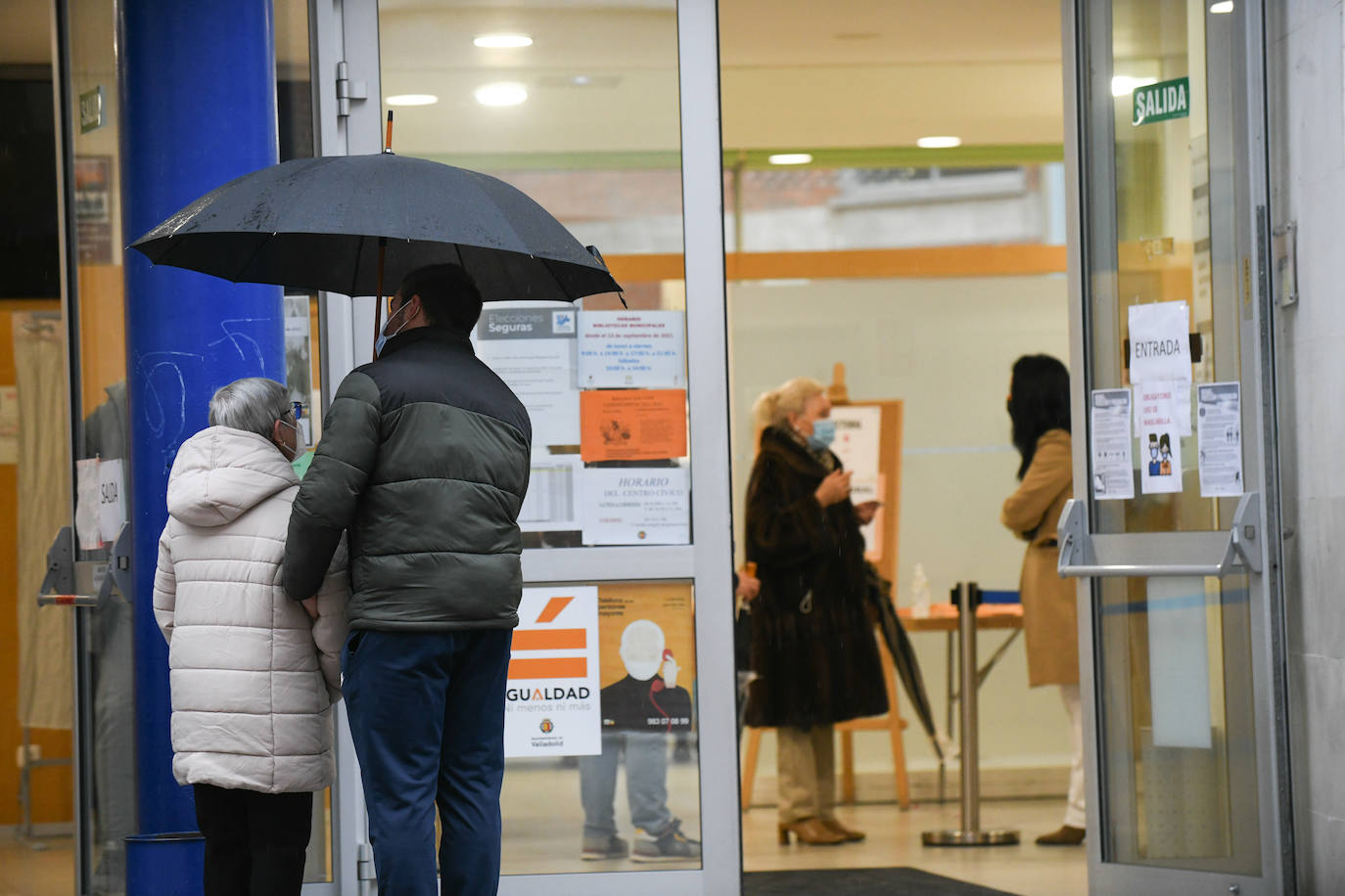 La lluvia hace su aparición durante la jornada electoral. 