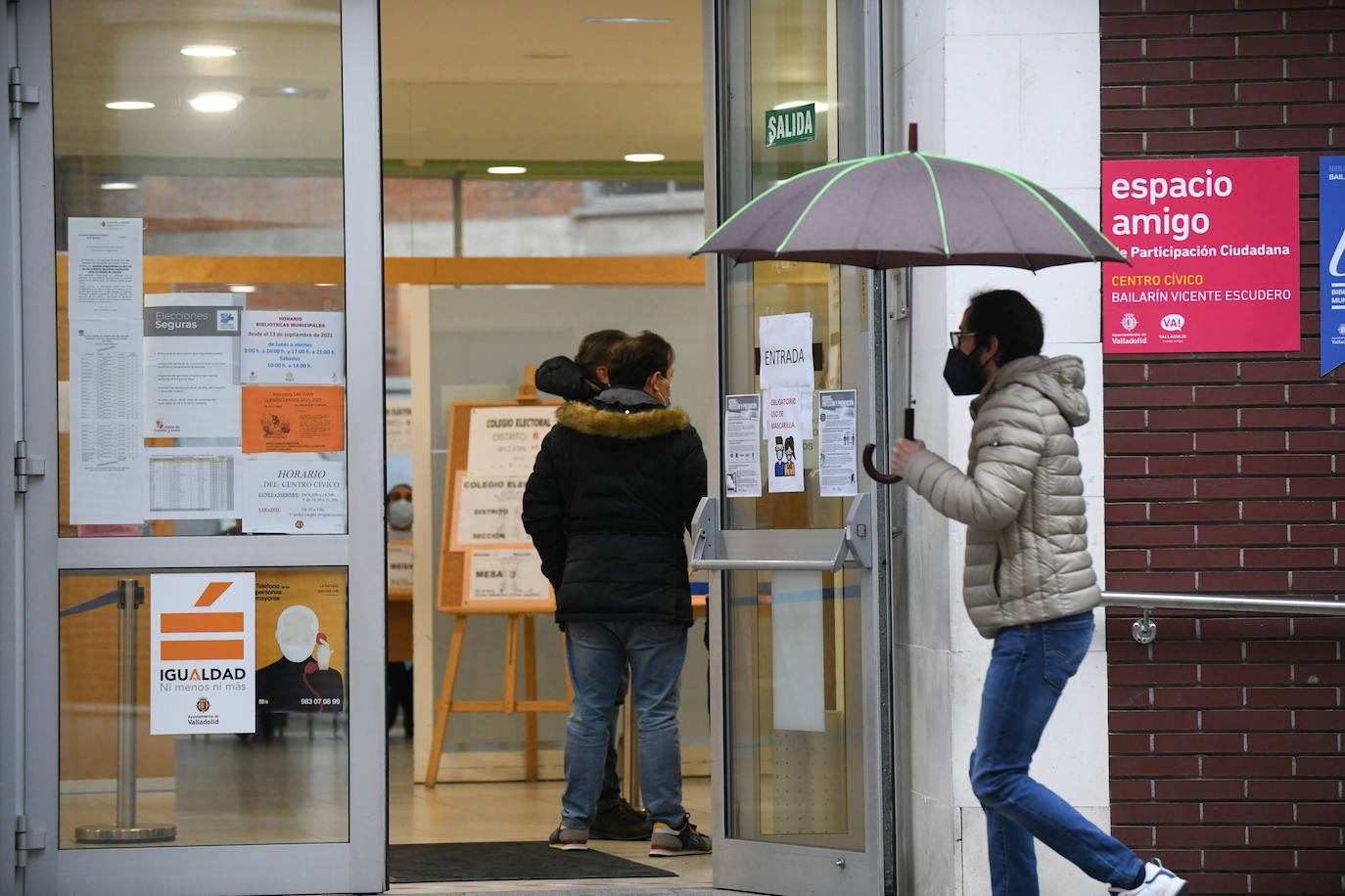 La lluvia hace su aparición durante la jornada electoral. 