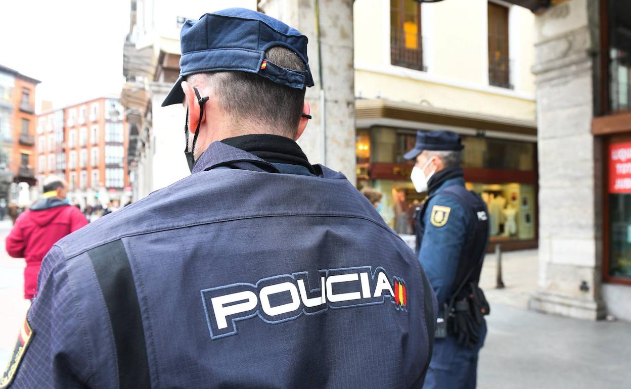 Imagen de archivo de un agente de la Policía Nacional en Valladolid. 