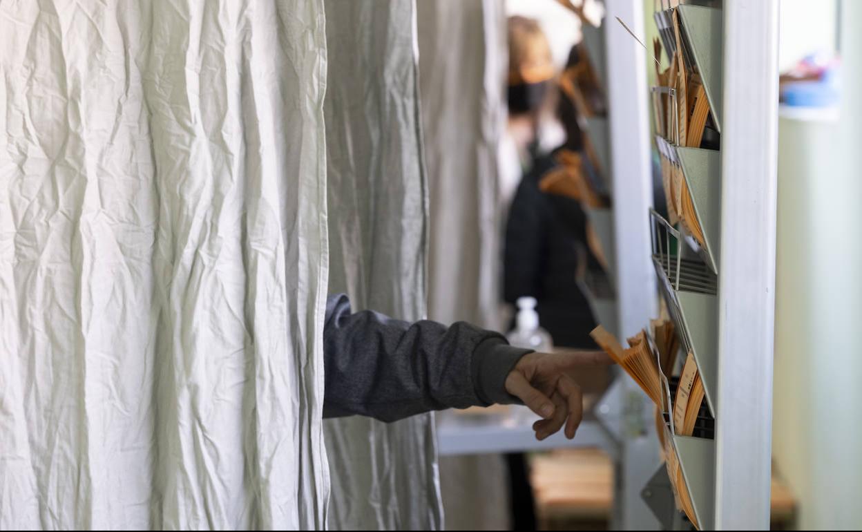 Un votante escoge su voto en las elecciones de Castilla y León. 