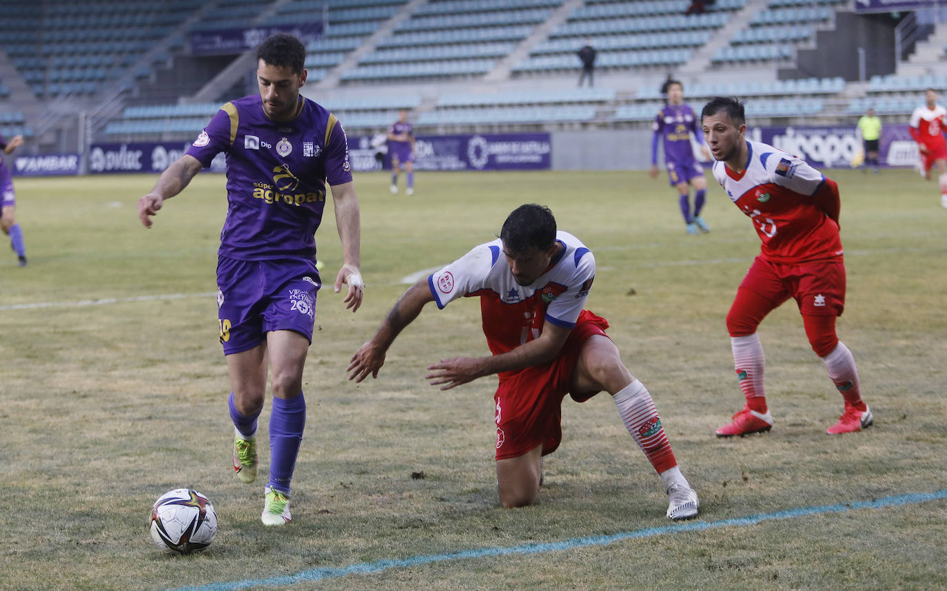 Adri Pérez controla un balón ante dos rivales del Móstoles. 