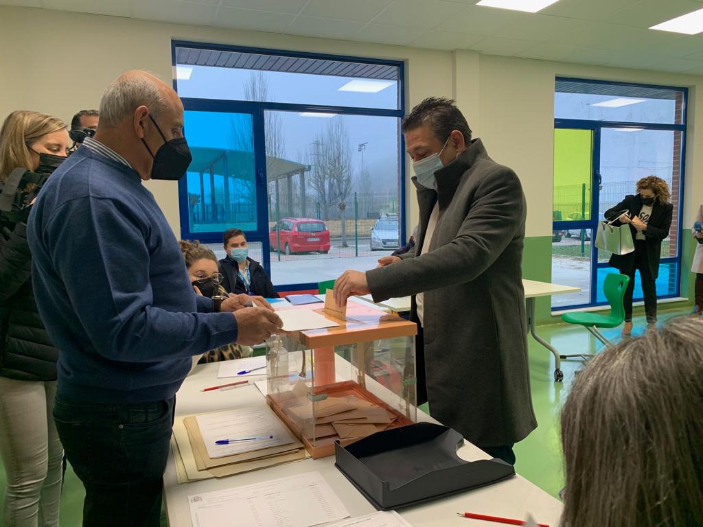 Luis Mariano Santos, candidato de UPL, vota en el colegio de Cistierna, su pueblo. 