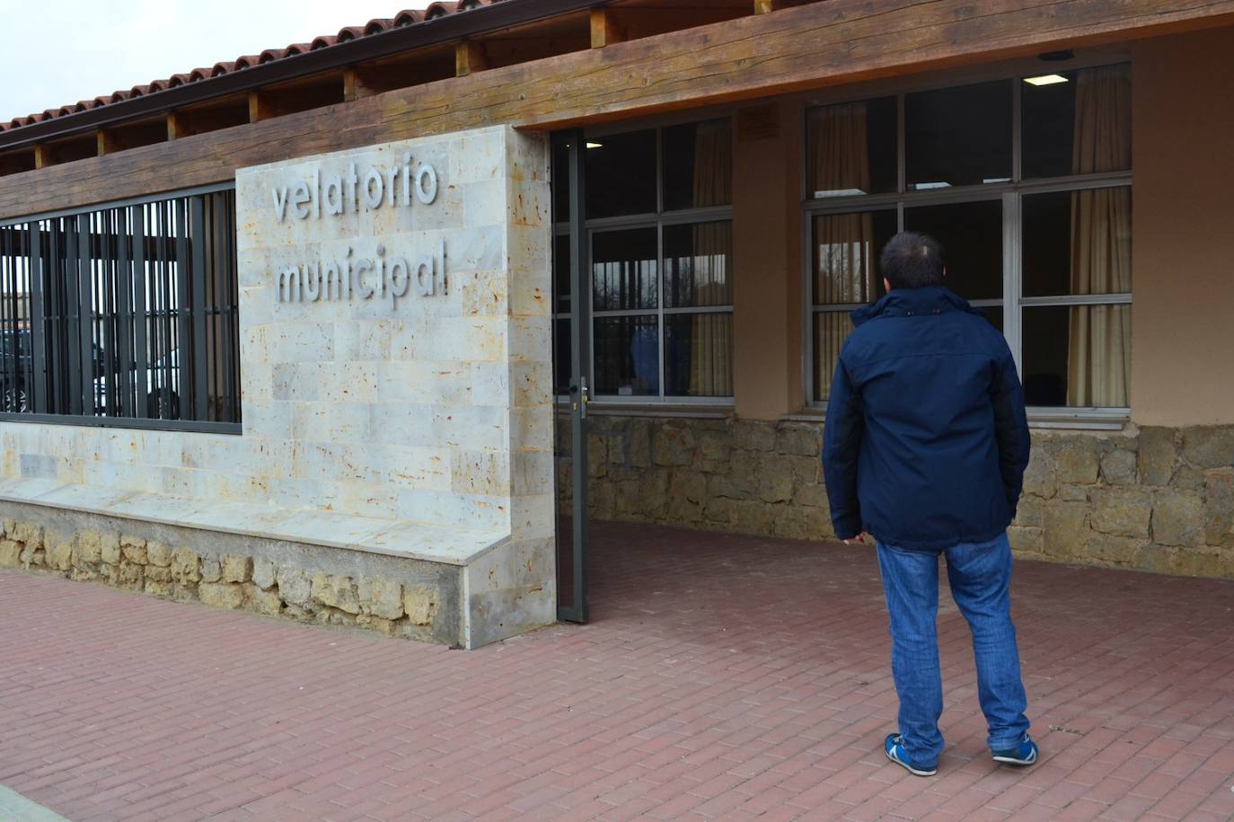 Un votante accede al velatorio en La Mudarra.