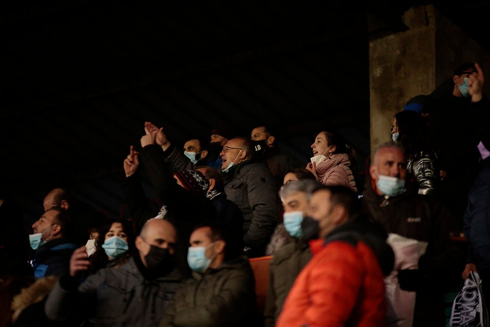 La tarde empezó con lluvia en el Helmántico y acabó con música de viento por los silbidos de la afición contra Calderón