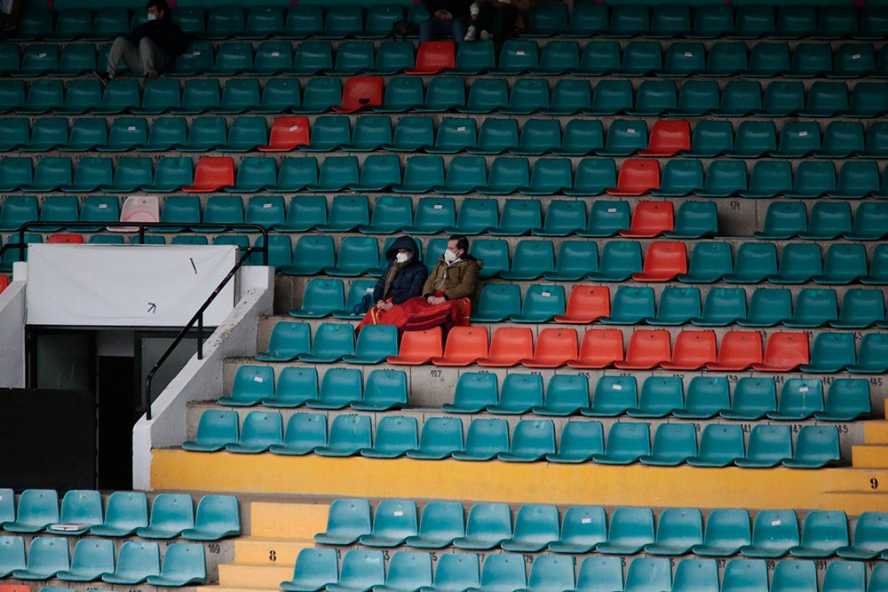 La tarde empezó con lluvia en el Helmántico y acabó con música de viento por los silbidos de la afición contra Calderón