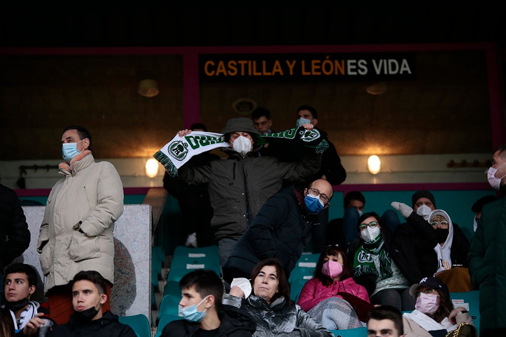 La tarde empezó con lluvia en el Helmántico y acabó con música de viento por los silbidos de la afición contra Calderón