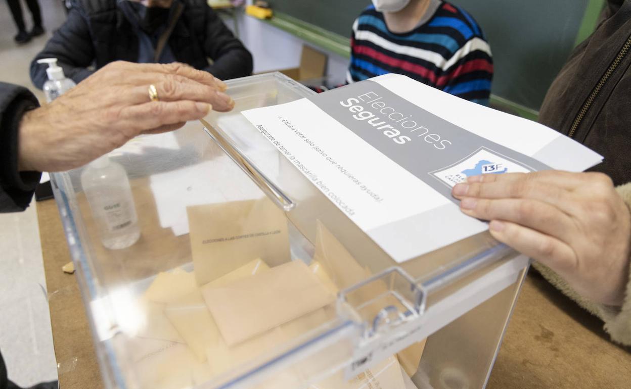 Votación en el colegio Ponce de León, en Valladolid. 