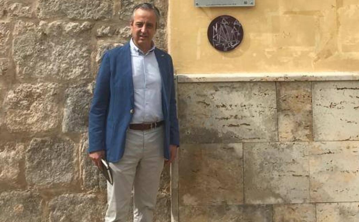 Pablo Sáez posa junto a la sede del Consejo Regulador de la DO Cigales. 