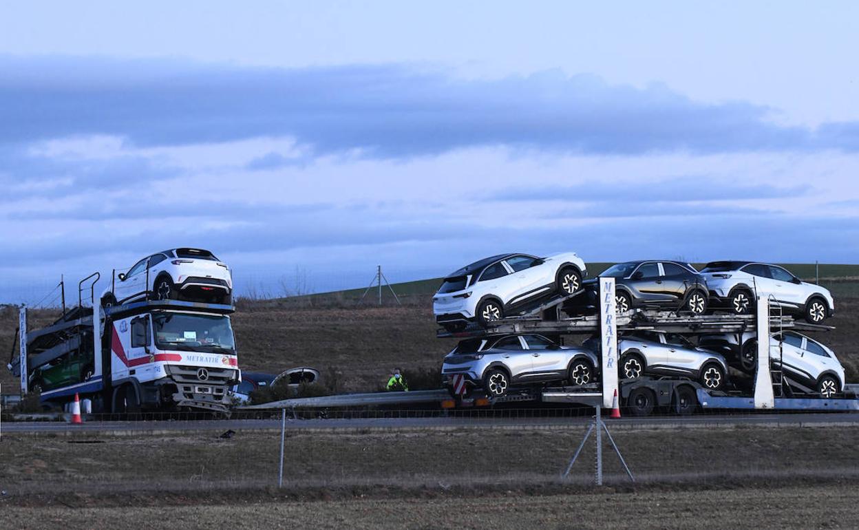 Colisión múltiple en la A-62 a la altura de Nava del Rey, este lunes por la tarde. 