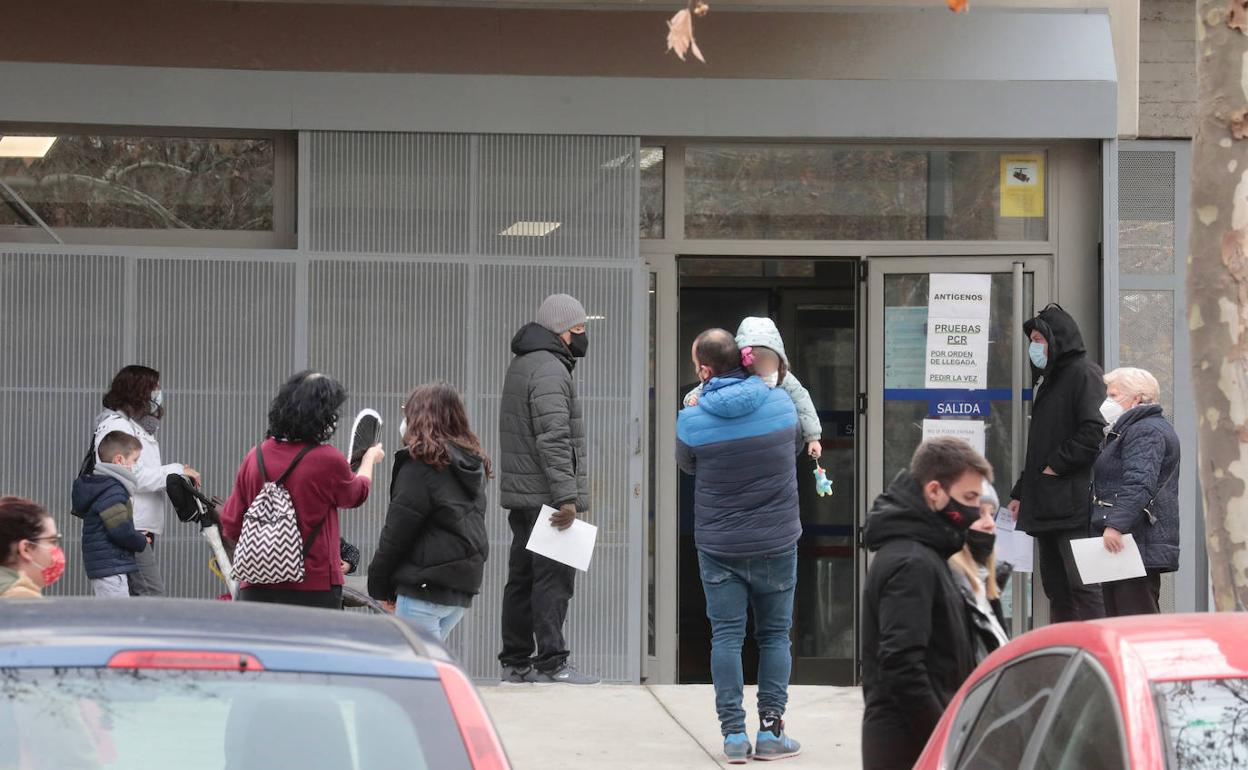 Pacientes acceden en Pajarillos a la toma de una muestra para una PCR. 