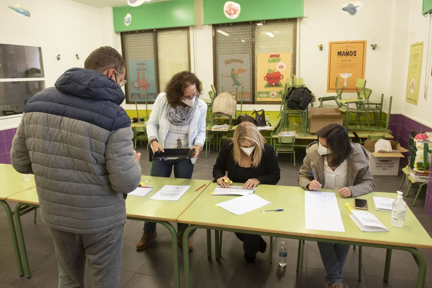 Votación en un colegio de Segovia capital este 13 de febrero.