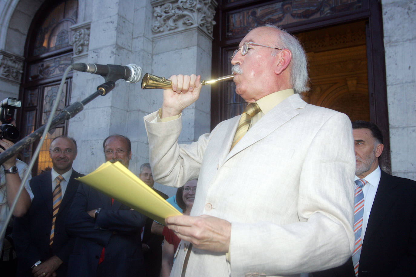 Juan Antonio Quintana pronuncia el pregón inaugural de la Feria y Fiestas de la Virgen de San Lorenzo de 2006.