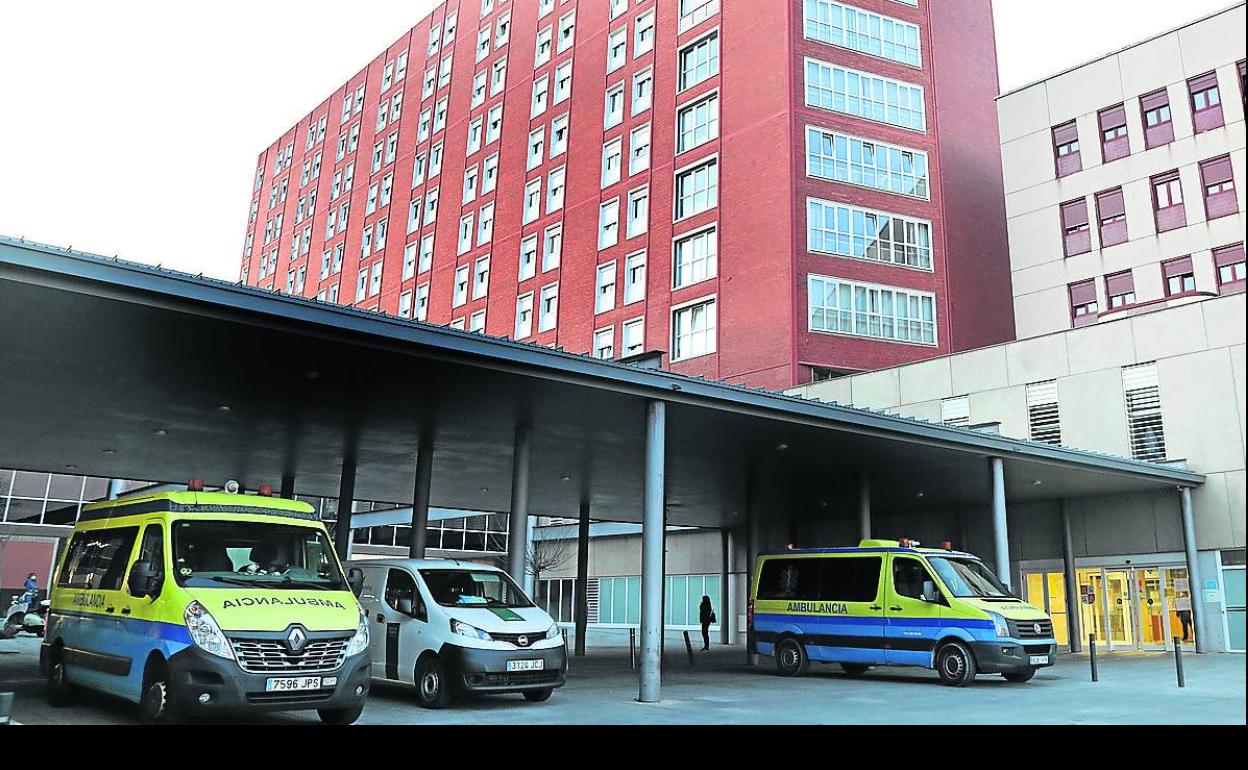 Entrada del Hospital Río Carrión con varias ambulancias aparcadas.