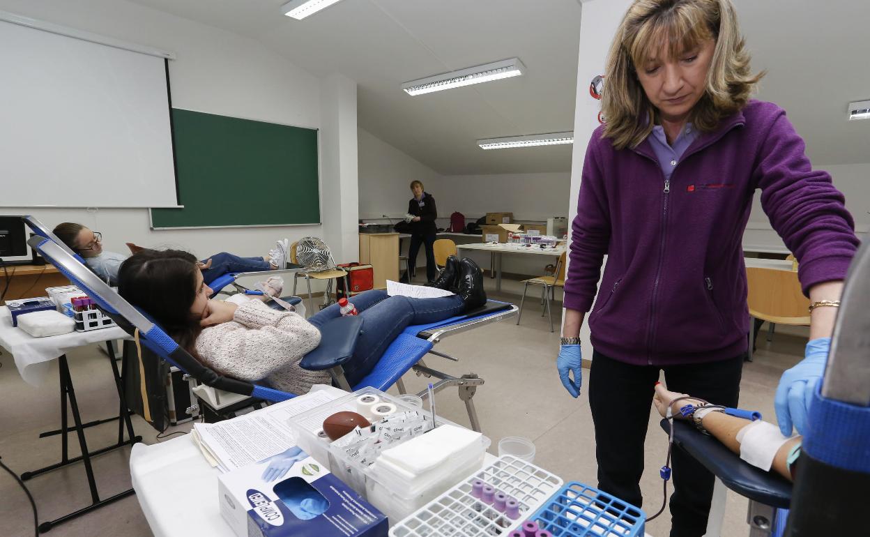 Fotografía de archivo donde los alumnos de Farmacia donaron sangre en la Hermandad de Donantes de Salamanca. 