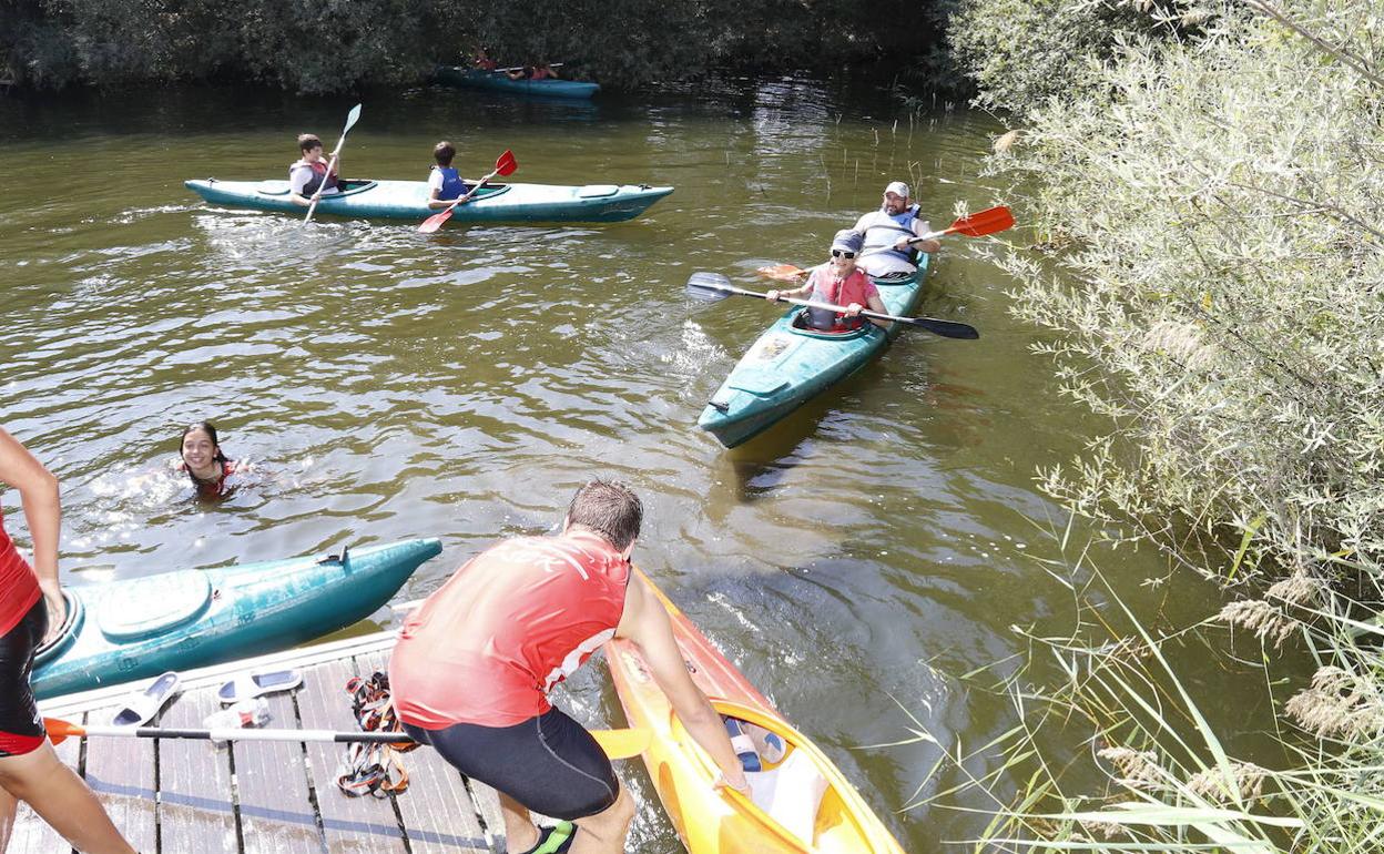 Personas en kayak en el río. 