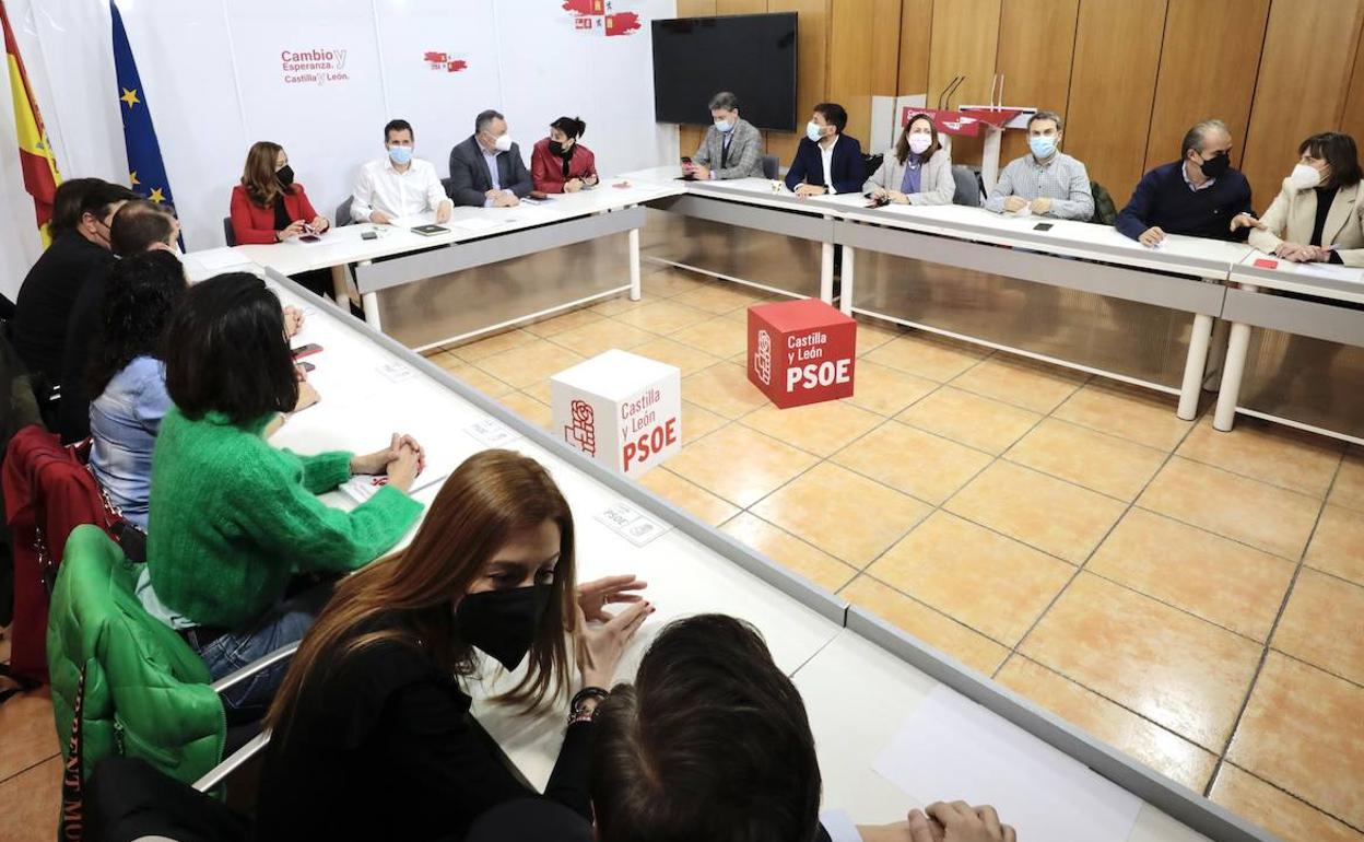 Reunión de la Comisión Ejecutiva del PSOE de Castilla y León, ayer en la sede del partido. 