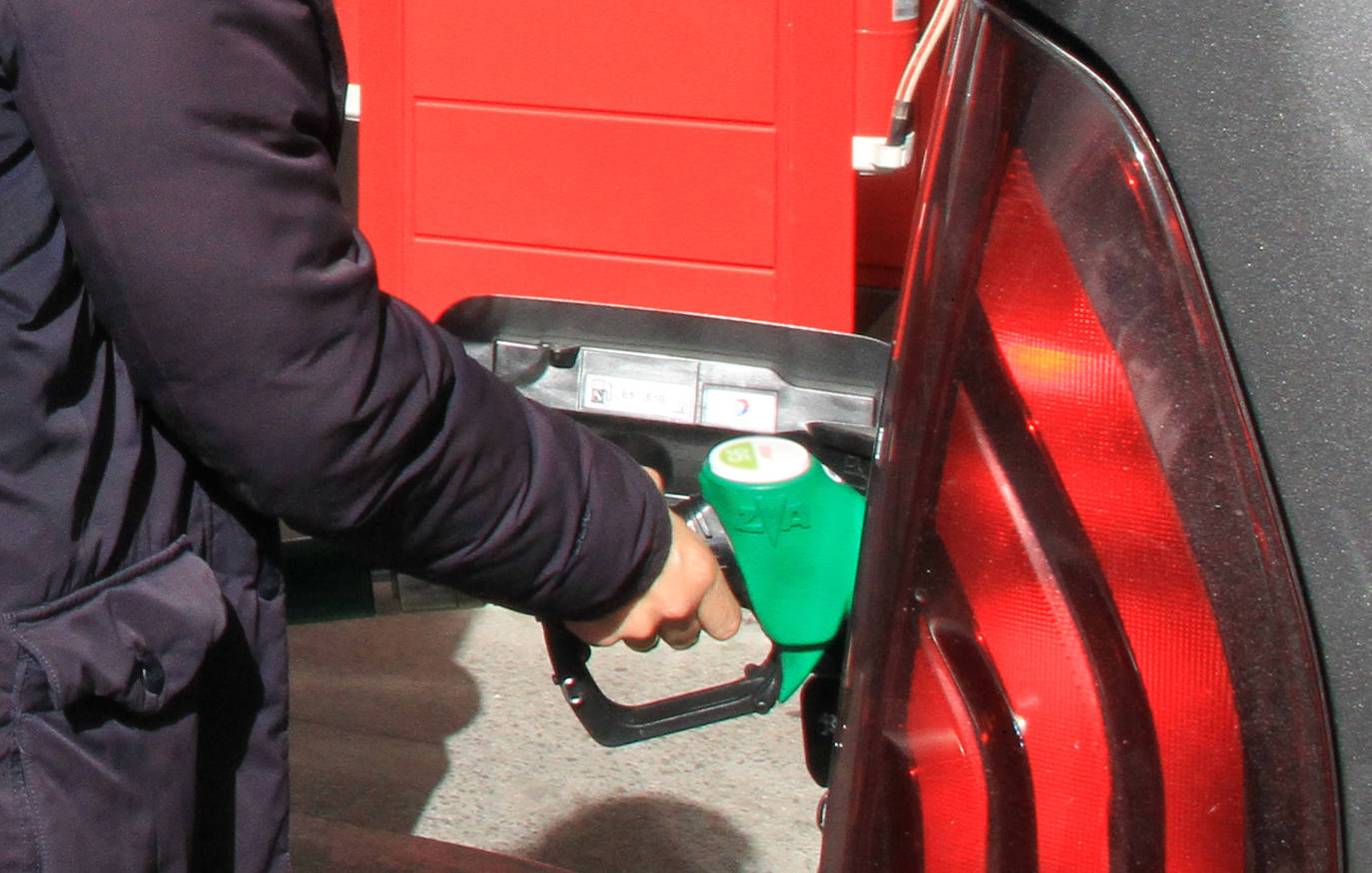 Una persona reposta gasolina en una estación segoviana.