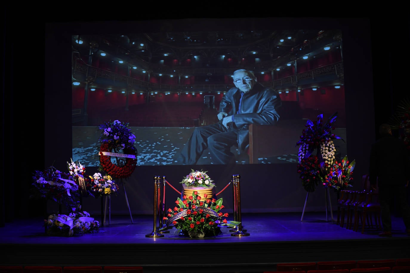 Fotos: La capilla ardiente de Juan Antonio Quintana en el Teatro Zorrilla de Valladolid