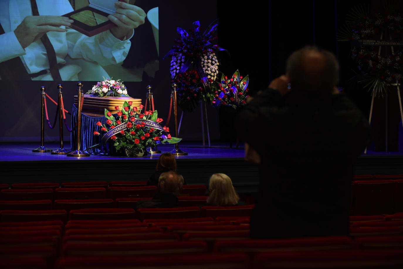 Fotos: La capilla ardiente de Juan Antonio Quintana en el Teatro Zorrilla de Valladolid