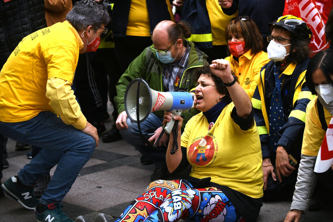 Fotos: UGT y CCOO salen a la calle en Valladolid para denunciar «el desmantelamiento de Correos»