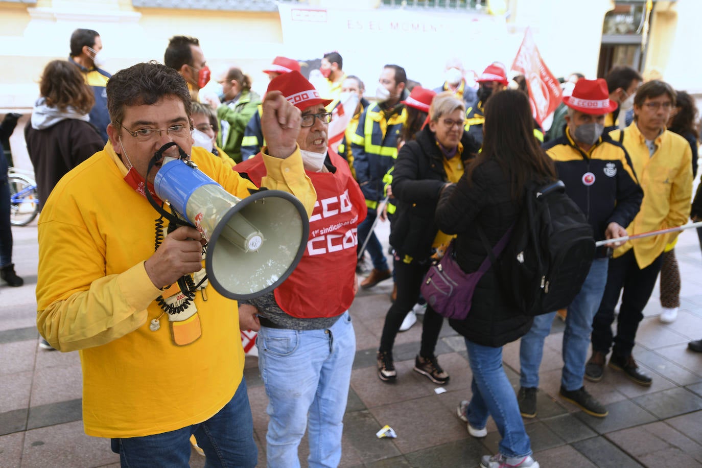 Fotos: UGT y CCOO salen a la calle en Valladolid para denunciar «el desmantelamiento de Correos»