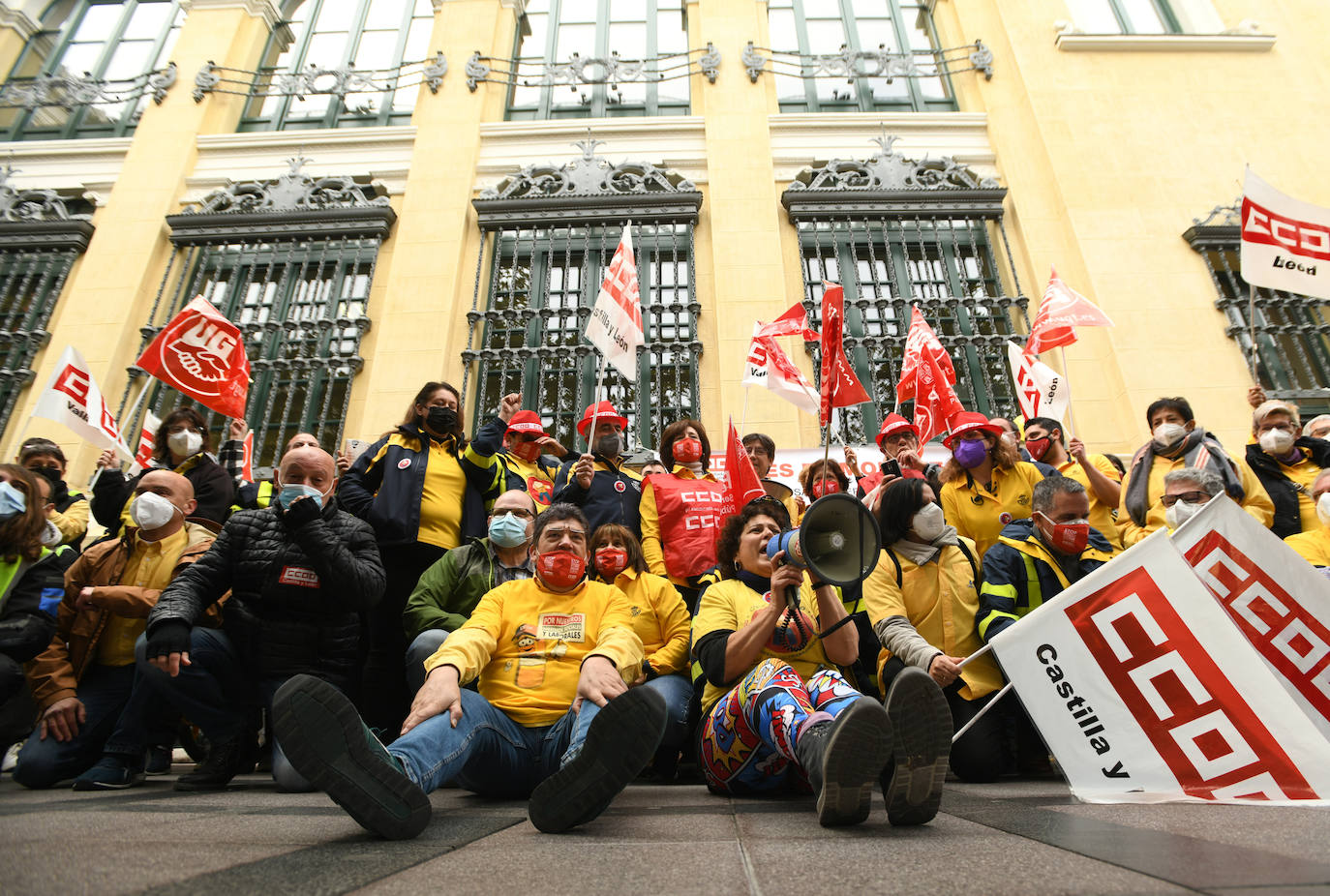 Fotos: UGT y CCOO salen a la calle en Valladolid para denunciar «el desmantelamiento de Correos»