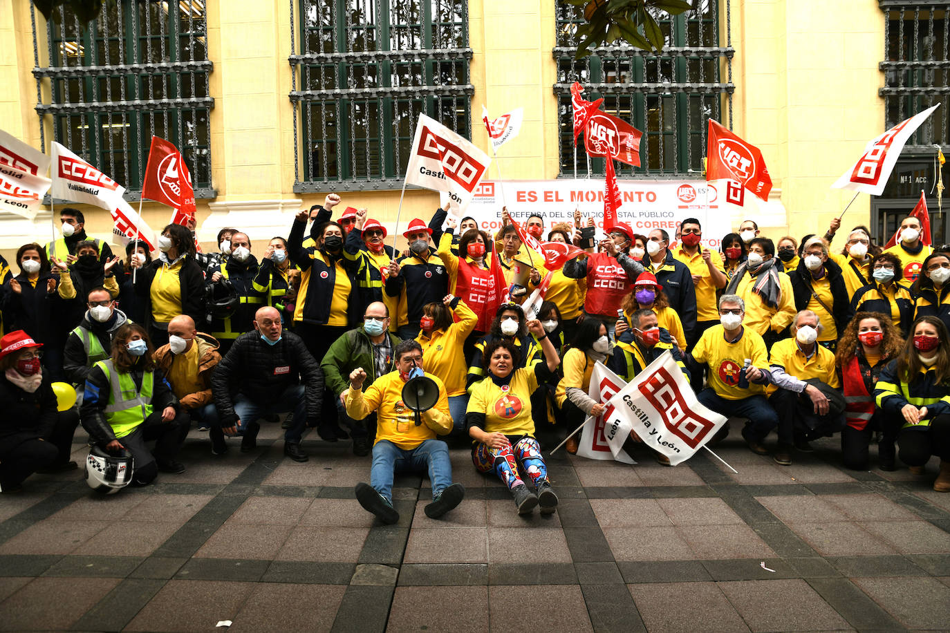 Fotos: UGT y CCOO salen a la calle en Valladolid para denunciar «el desmantelamiento de Correos»