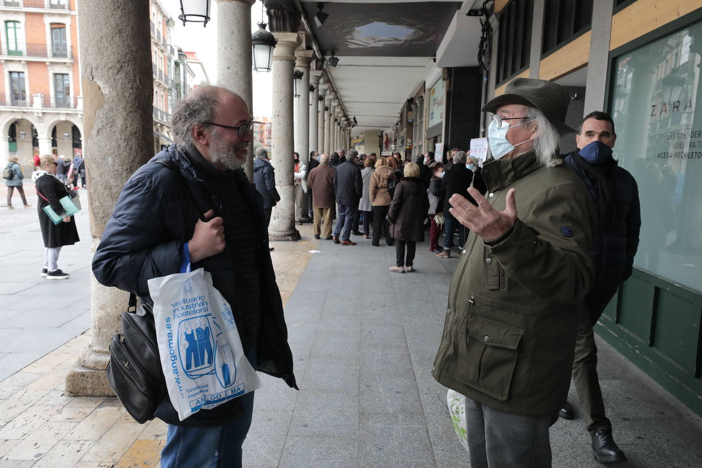 Fotos: Capilla ardiente de Juan Antonio Quintana en el Teatro Zorrilla (1/2)