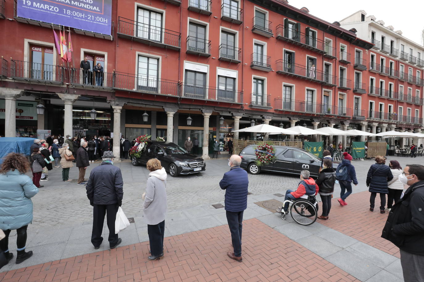 Fotos: Capilla ardiente de Juan Antonio Quintana en el Teatro Zorrilla (1/2)