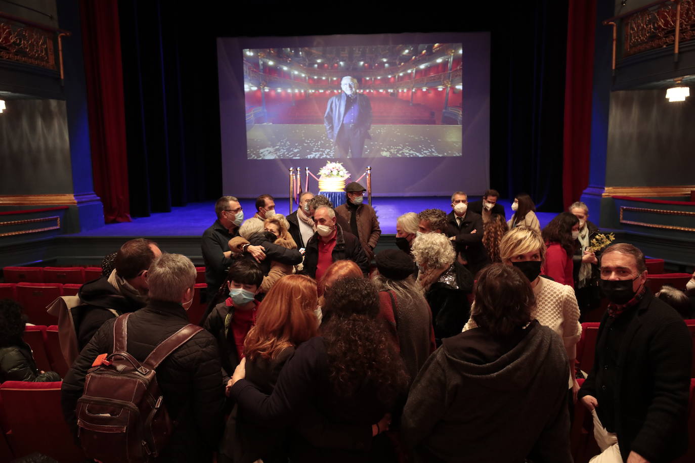 Fotos: Capilla ardiente de Juan Antonio Quintana en el Teatro Zorrilla (1/2)