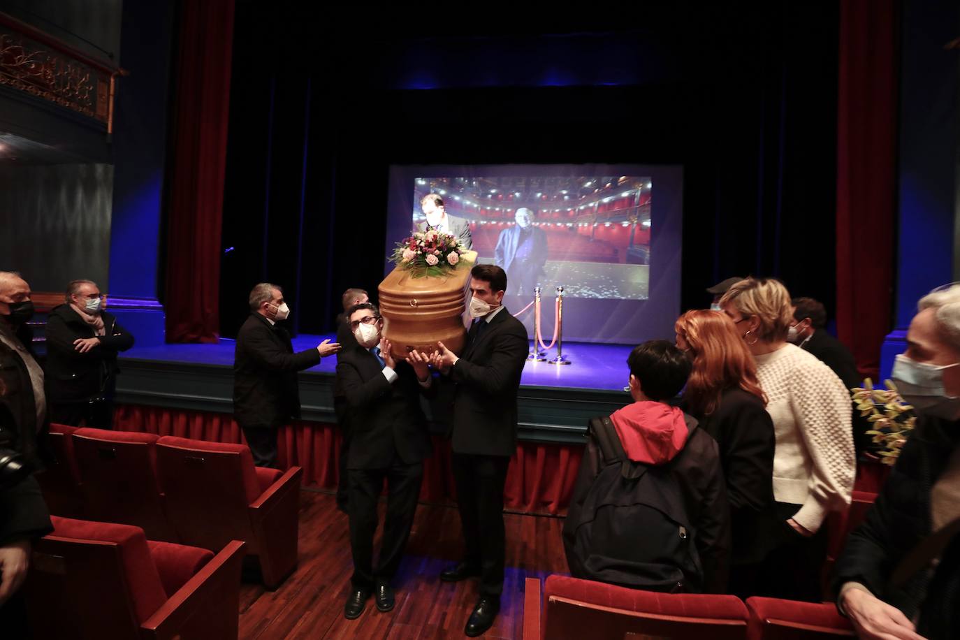 Fotos: Capilla ardiente de Juan Antonio Quintana en el Teatro Zorrilla (1/2)