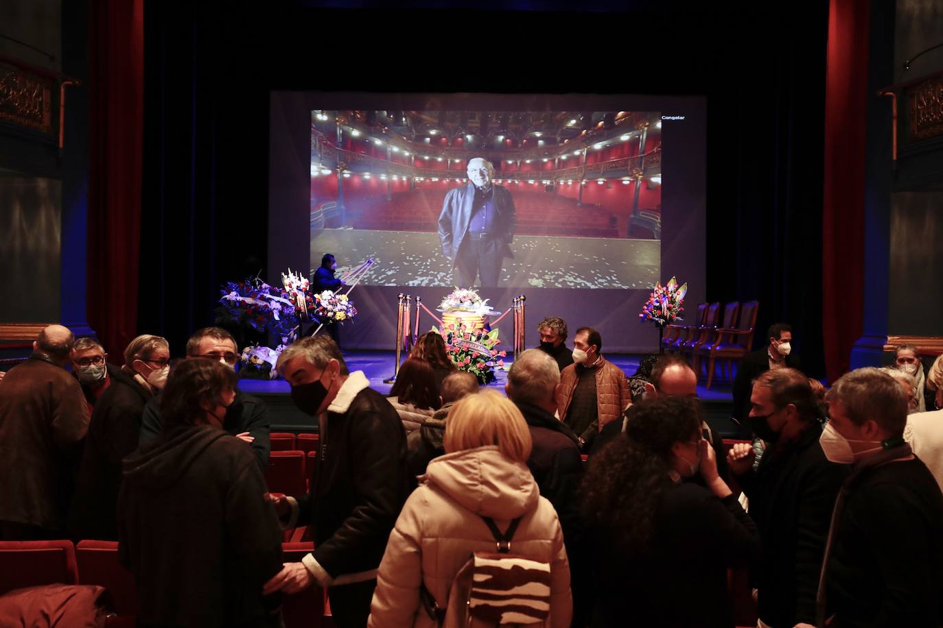 Fotos: Capilla ardiente de Juan Antonio Quintana en el Teatro Zorrilla (1/2)