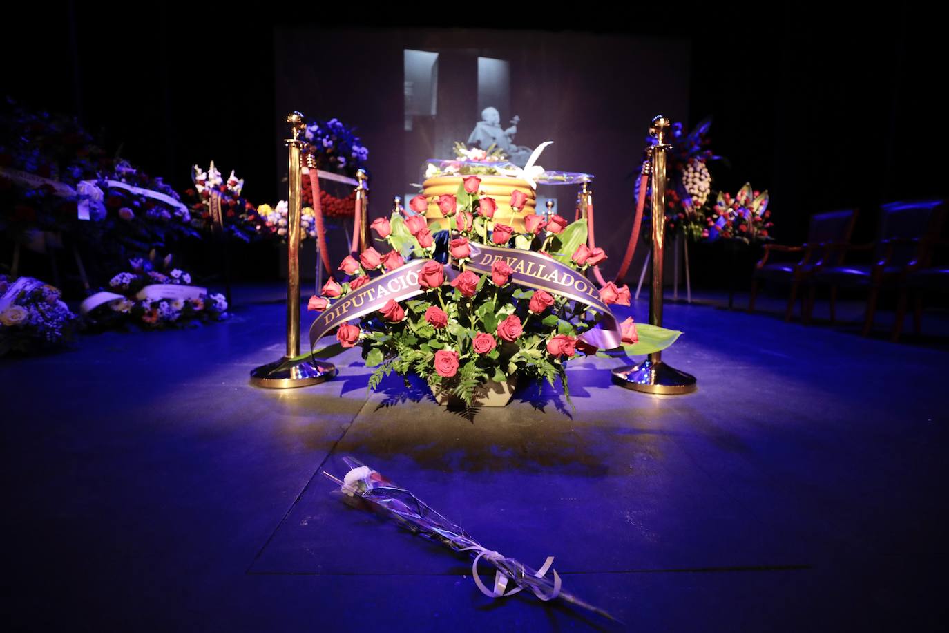 Fotos: Capilla ardiente de Juan Antonio Quintana en el Teatro Zorrilla (1/2)