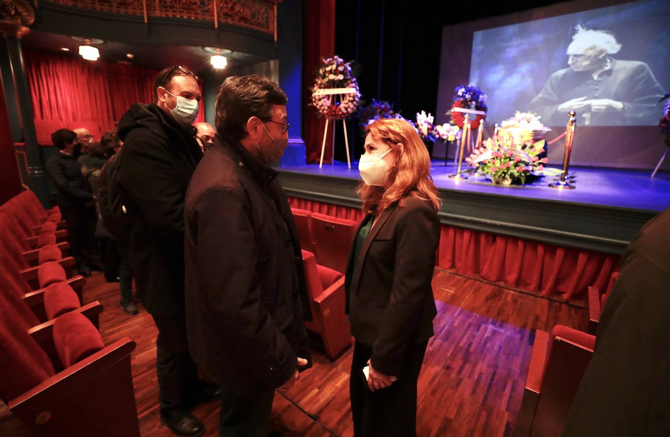 Fotos: Capilla ardiente de Juan Antonio Quintana en el Teatro Zorrilla (2/2)