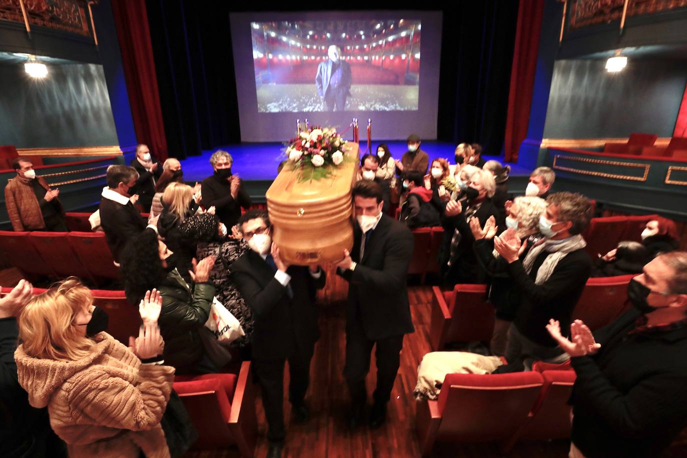 Fotos: Capilla ardiente de Juan Antonio Quintana en el Teatro Zorrilla (2/2)