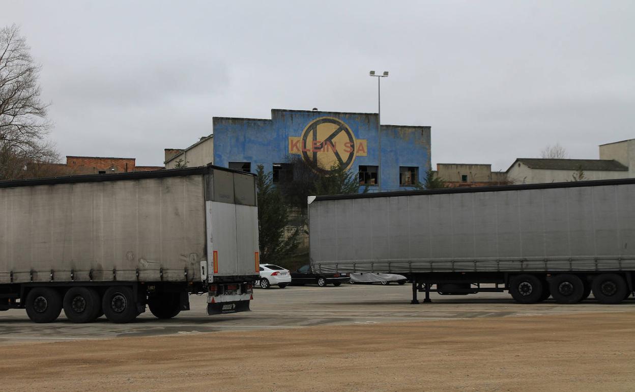 Trailers estacionados en el aparcamiento del Centro de Transportes, con la viejha fábrica de Klein al fondo. 