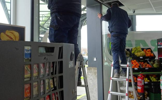 Daños en la máquina de tabaco y reparación de la puerta destrozada de la gasolinera de RÍO Shopping. 